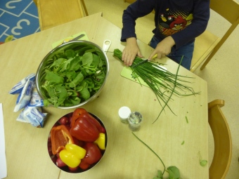 Auf dem Bild ist ein Küchentisch mit Salatschüssel zu sehen