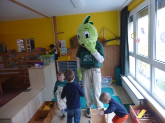 Auf dem Bild sind spielende Kinder und Jolinchen zu sehen