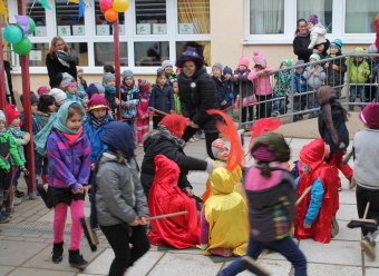 Auf dem Bild sind tanzende Kinder zu sehen