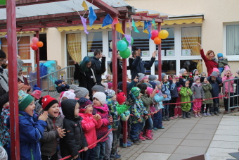 Auf dem Bild sind mehrere Kinder und Erwachsene, die klatschen, zu sehen