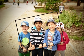 Auf dem Bild sind Kinder mit verschiedenen Hüten zu sehen