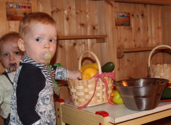 Auf dem Bild sind kleine Kinder in der Spielküche zu sehen