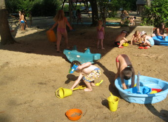 Auf dem Bild spielende im Sand Kinder zu sehen