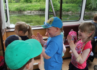 Auf dem Bild sind Kinder auf einem Boot zu sehen