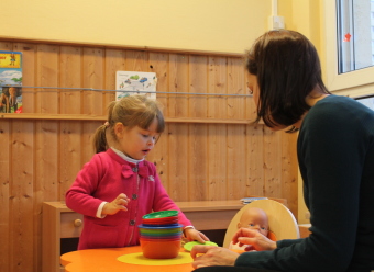 Auf dem Bild sind spielende Kinder zu sehen