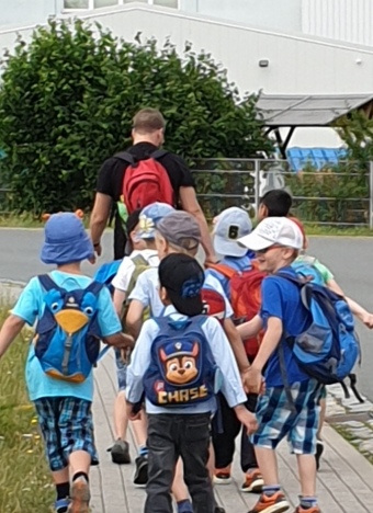 Die Kinder sind in Hermsdorf unterwegs.