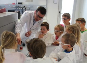 Auf dem Bild sind die Kinder beim Experimentieren zu sehen