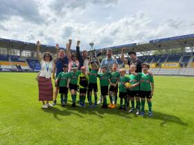 kindergarten Fussballmannschaft und Unterstützer 