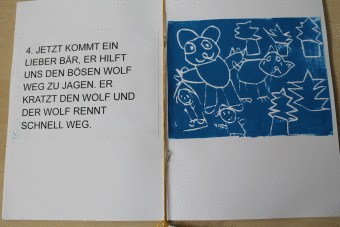 Buchseite mit Text und auf der anderen Seite mit einem Linoldruckbild