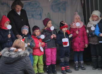 Auf dem Bild sind singende Kinder zu sehen